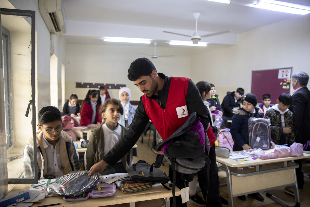 Türk Kızılaydan Erbil'deki Türkmen okulu öğrencilerine kıyafet ve çanta yardımı
