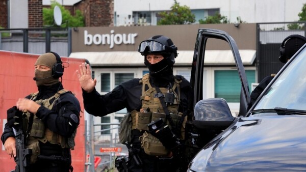 Paris'te lüks mağazaların önüne polis araçları konuşlandı