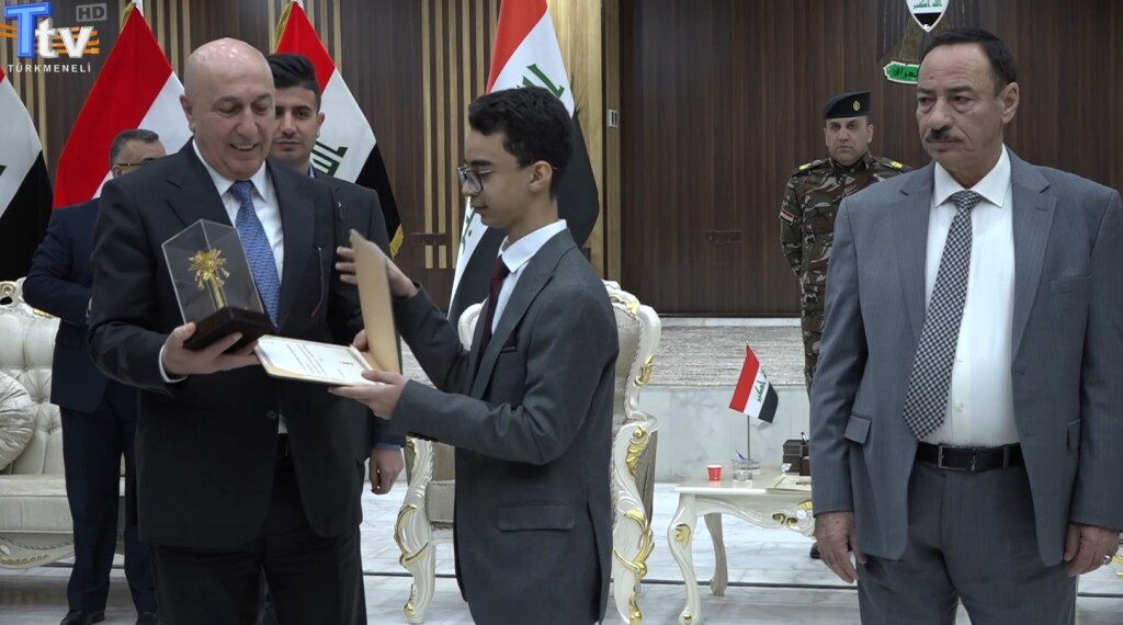 Çevre Bakanı,  2023 Şeyh Zayid yarışmasında birinciliği elde eden öğrencileri ödüllendirdi