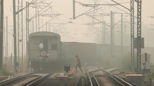 Hindistan’da işe alınacakları vaadiyle kandırılan 28 kişi 1 ay boyunca tren saydı