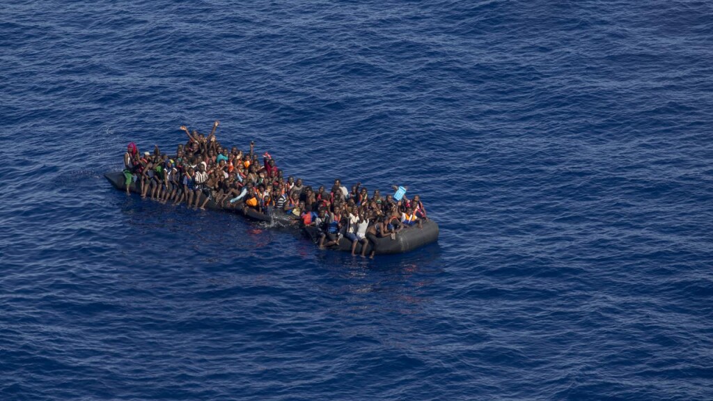 Fas deniz kuvvetleri, Atlas Okyanusu’nda durdurulan botla 67 düzensiz göçmeni kurtardı